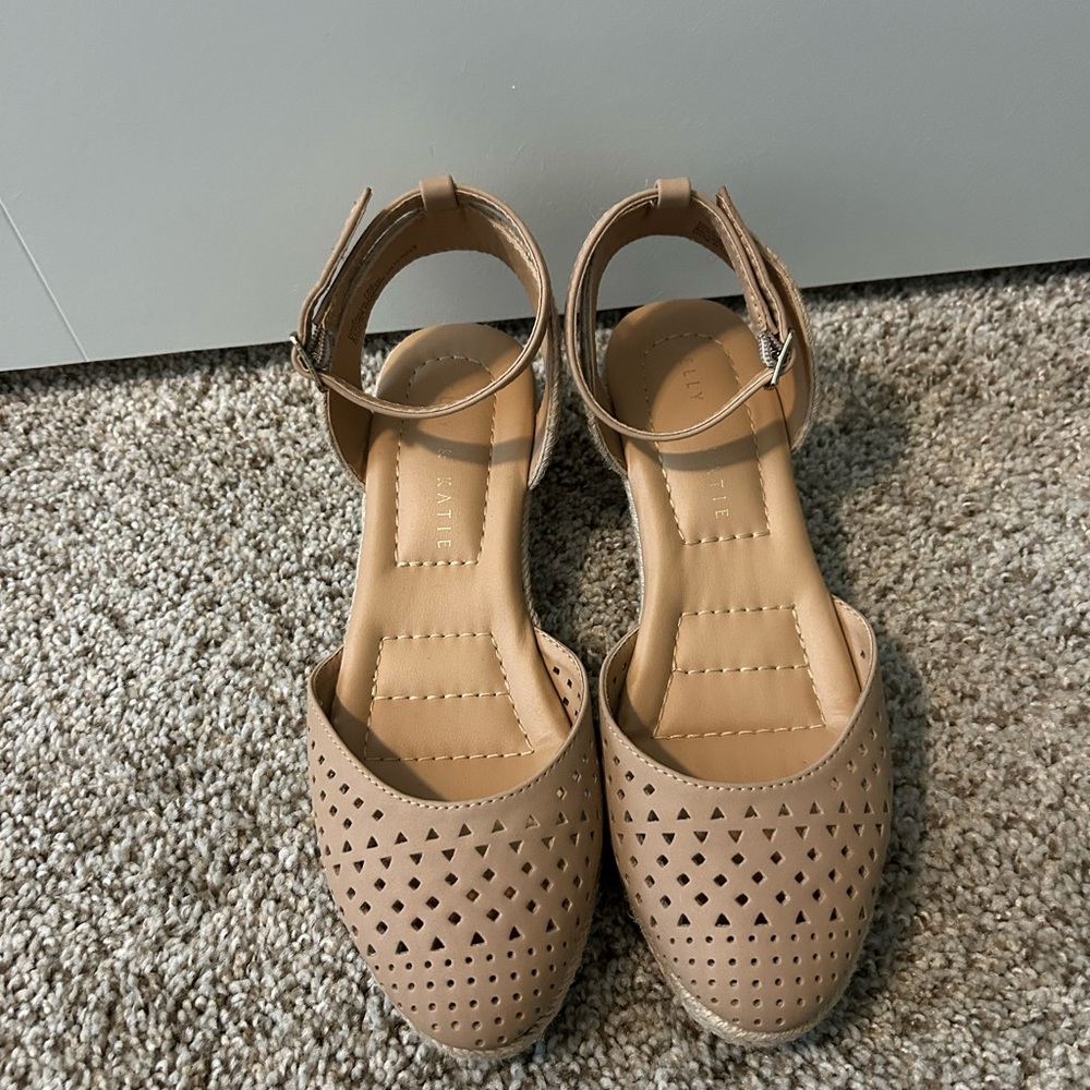 Kelly & Katie nude sandals